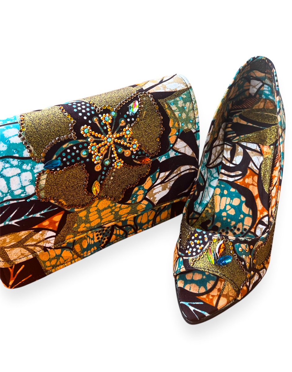 LukusaSandra's tweet photo. Avez-vous déjà découvert la beauté de nos créations, reflet du savoir-faire unique de l’artisanat congolais et de l’élégance de l’artisanat de luxe ? Quelle est votre pièce préférée pour briller avec style ? ✨🇨🇩
#ArtisanatCongolais #LuxeAfricain #ModeEthique #Handmade #DRCongo https://t.co/yf17KuQzNV