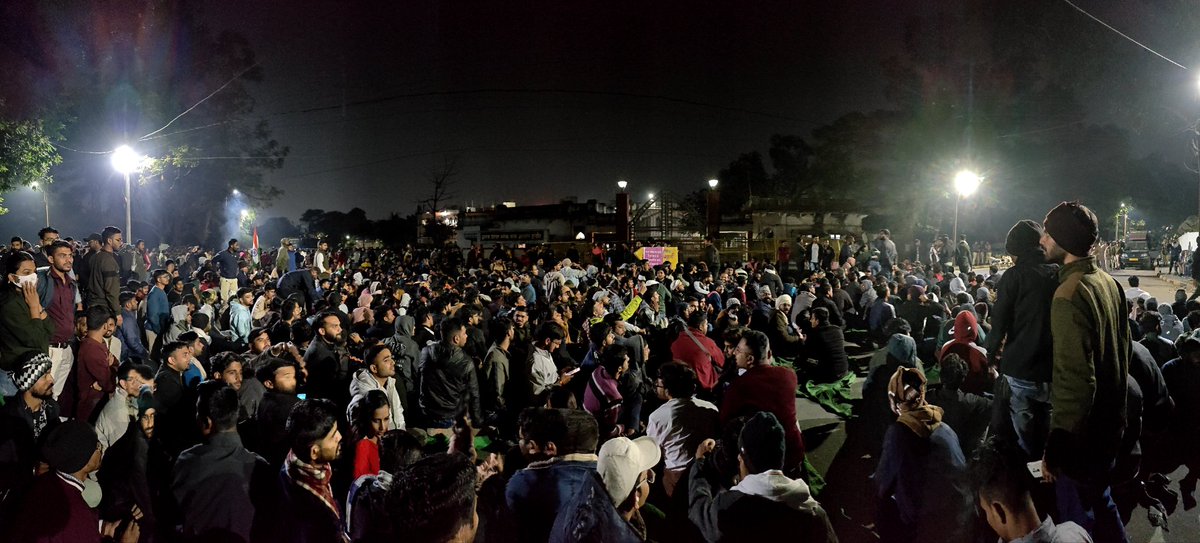 MPPSC कार्यालय के बाहर छात्रों का संघर्ष उनकी हताशा और सिस्टम की असफलता को बयां करता है। सालों की मेहनत, पेपर लीक, देरी और भ्रष्टाचार से कुचला जा रहा है। सरकार और आयोग कब तक युवाओं के भविष्य के साथ खिलवाड़ करेंगे? 
#MPPSC_PROTEST
#MPPSC_न्याय_यात्रा
#MPPSC_महाआंदोलन