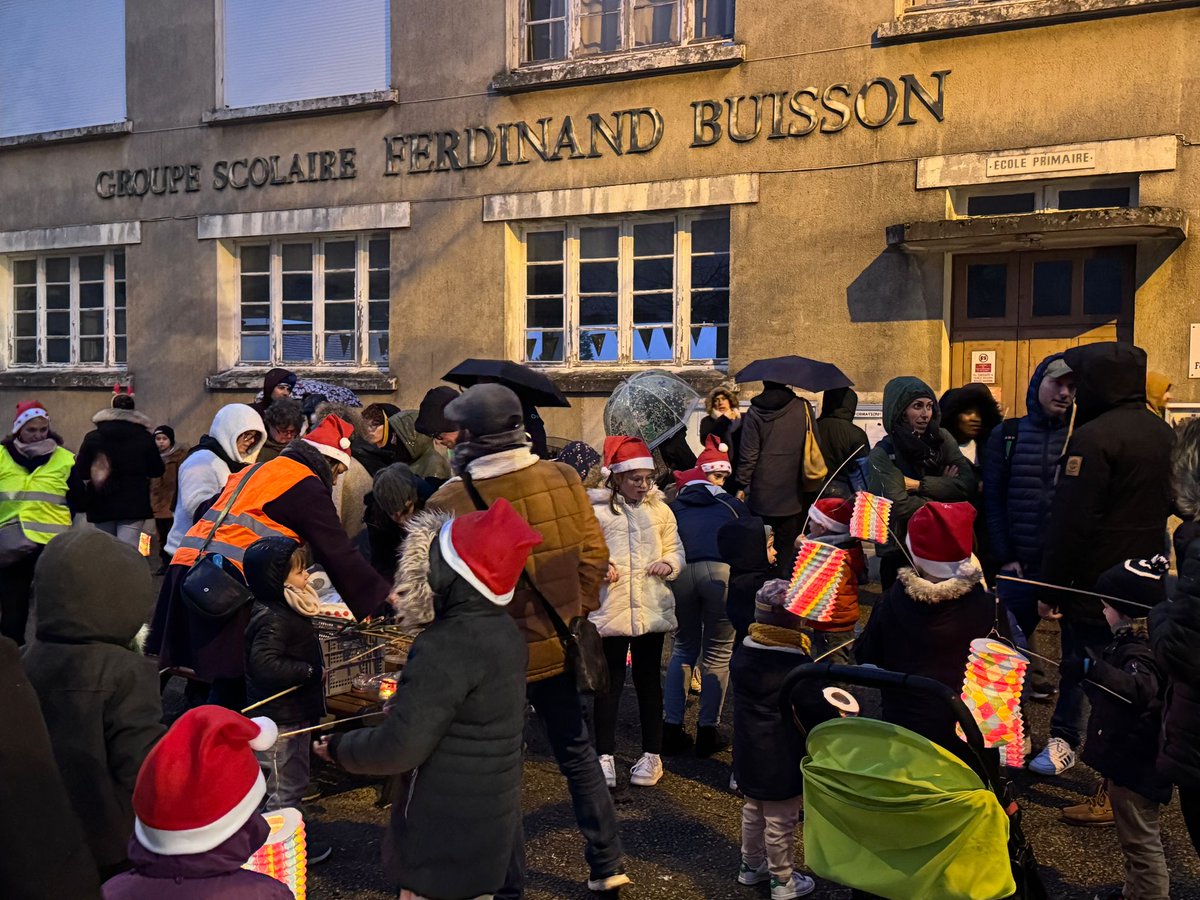 Mairie_Niort's tweet photo. #Niort Noël dans les quartiers se termine ce soir à Goise, Champommier Champclairot. Les Vies de quartier ont animé tout le mois de décembre en lien avec les APE, les centres socioculturels et les habitants des temps forts aux couleurs de Noël 🎄. https://t.co/VJiKNlSv4t