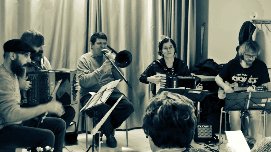 Vespre de cantada de Nadales al casal de la gent gran del barri l'Havana a Mararó. Una gran tradició amb un gran públic!