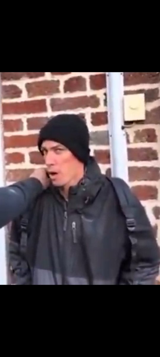 Crystalbleu96's tweet photo. " Pas de bol il est tombé sur Ludo, il était en train de braquer une p'tite vieille."  
Je pleure de rire putain. Sa joue est tellement rouge il a dû se prendre une de ces baffes 😭😭 https://t.co/hYsqnWu37w