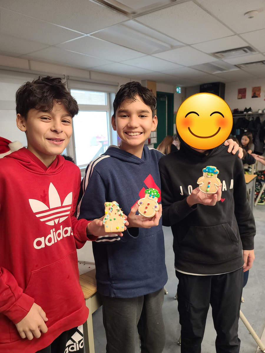 capeloa_class's tweet photo. Merry Christmas from Mrs. Capeloa's Grade 7s 🎄🎅 @SMCDSB_MRO https://t.co/IUndUJATsr