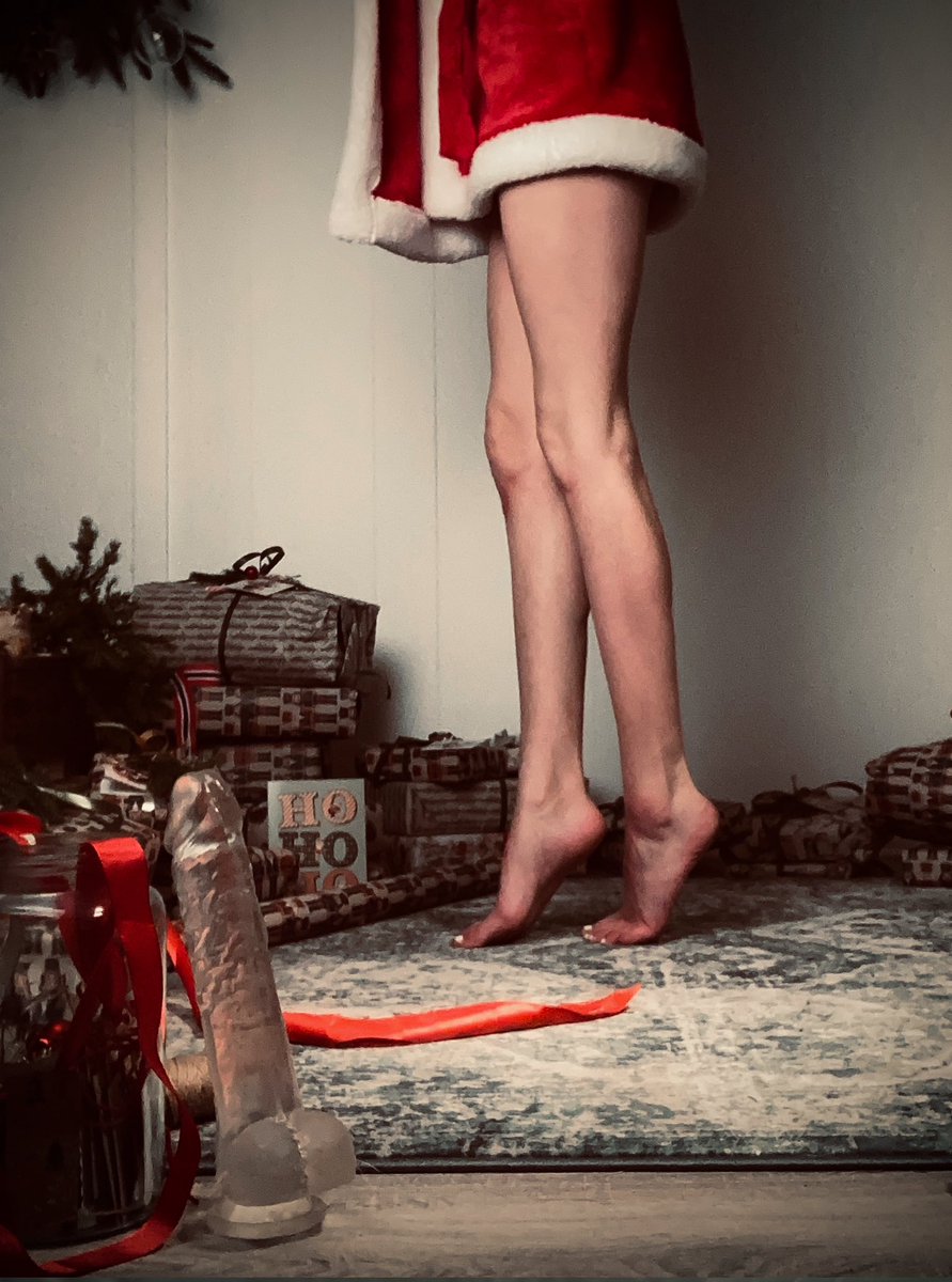 Tornerosex's tweet photo. Just a petite girl who is really looking forward to Santa's arrival ✨✨✨ #Christmas #petite #girl https://t.co/T0jBM0Ot4h