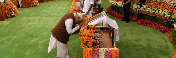 SAJANBHARDWAJ7's tweet image. जब राष्ट्र मुखिया कहे,न्यायपीठ कहे कि एक ट्वीट x पर मेरी सरकार action लेती है। #SupremeCourt कहे हम सर्वोच्य न्यायदाता, न्यायकर्ता हैं तो देशवासियो आश्चर्य की कोई सीमा नहीं रहती,किस कदर देश लावारिश की तरह जी रहा है? अम्बेडकर पर लड़ने वालों इन 150 करोड़ लोगों के साथ अन्याय क्यों??