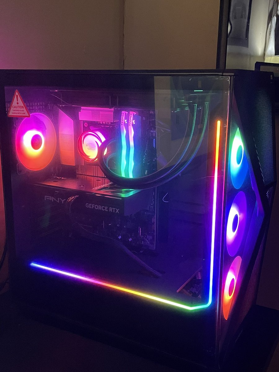 iTripnotic's tweet photo. New PC 🙌 https://t.co/CTWVW9X1r7