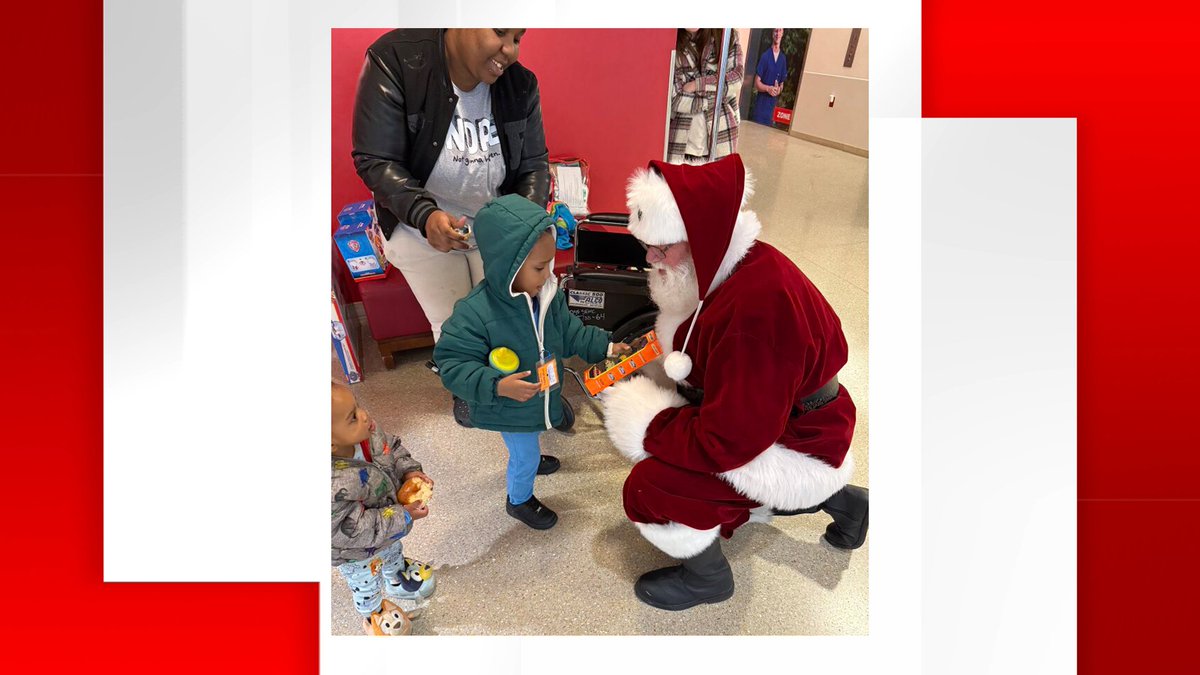 25NewsWEEK's tweet photo. Santa Claus arrived early this year for some younger patients at OSF Children’s Hospital of Illinois in Peoria.

DETAILS: https://t.co/6bS6fvSpPi https://t.co/XpL1Asqqz6