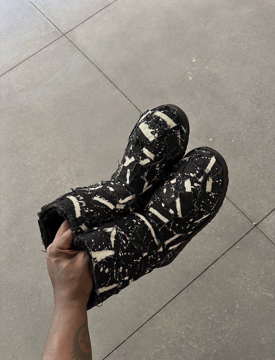 everyonepopo's tweet photo. As this year is coming to an end, I would like to showcase how I'm coming next year 2025. I've created my interpretation of the iconic UGGs in my way. I hope you guys enjoy these. Planning on making some for the public🖤❄️🥾😇 https://t.co/hzkzt1jC6m