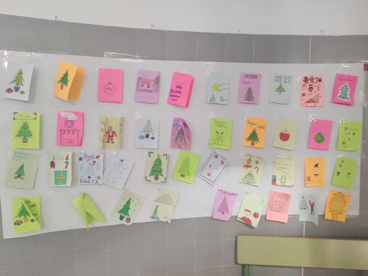 Hoy pasando por la rotonda nos hemos entretenido admirando el trabajo que han hecho nuestros alumnos con sus originales tarjetas de navidad. Y lo bien decorada que está nuestra aula específica, ¡siempre la mejor!