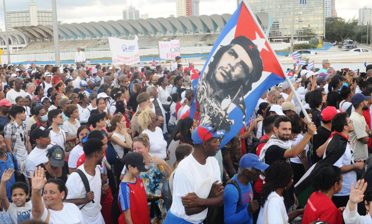 David_qva's tweet photo. Por que esto no te lo dice CNN?... el pueblo cubano se tiró pa la calle!!

Salimos a las calles SÍ, para en la propia cara de los yanquis, frente a su embajada de mierda, exigir el fin del BLOQUEO a Cuba!! https://t.co/DHGGsSs5Sw