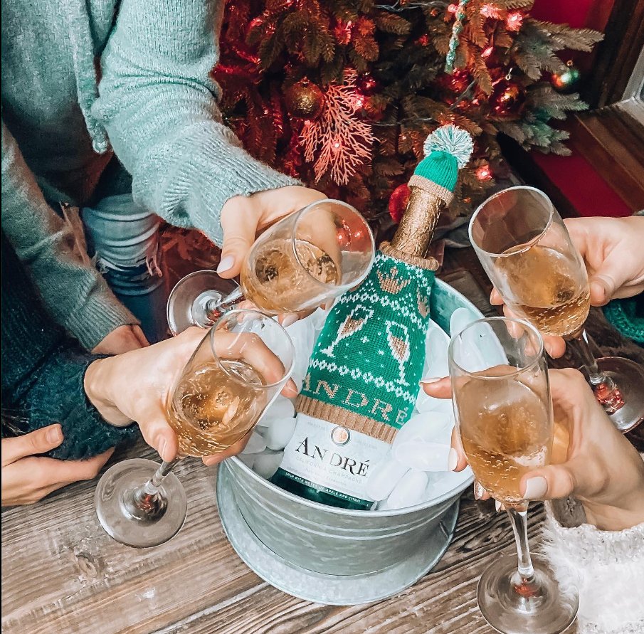 May your day be merry &amp; bright, and your glass always full of André!🥂❄

Don't forget to grab your bubbs on the way to your holiday parties! Find near you by clicking the link andre-champagne.com/FindNearMe 🔗