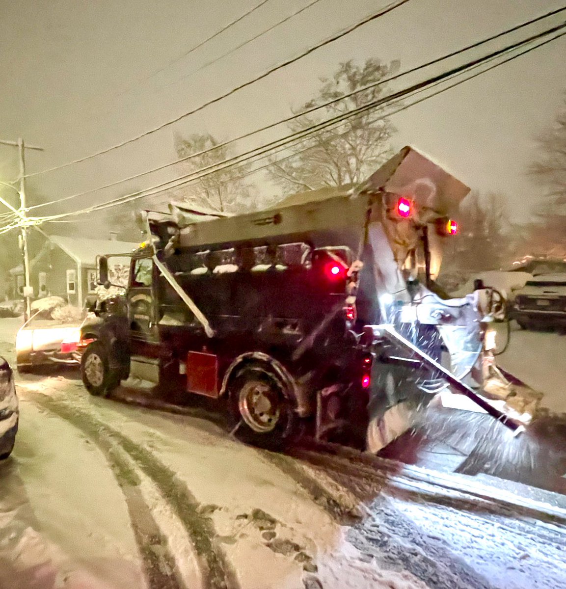 BostonPWD's tweet image. With the forecast calling for snow to fall through midnight (additional 2 - 3 inches), PWD crews & contractors continue to treat & clear #BostonStreets. If possible, please stay off the roads so we can operate our equipment at a safe distance. To report an issue, contact @BOS311