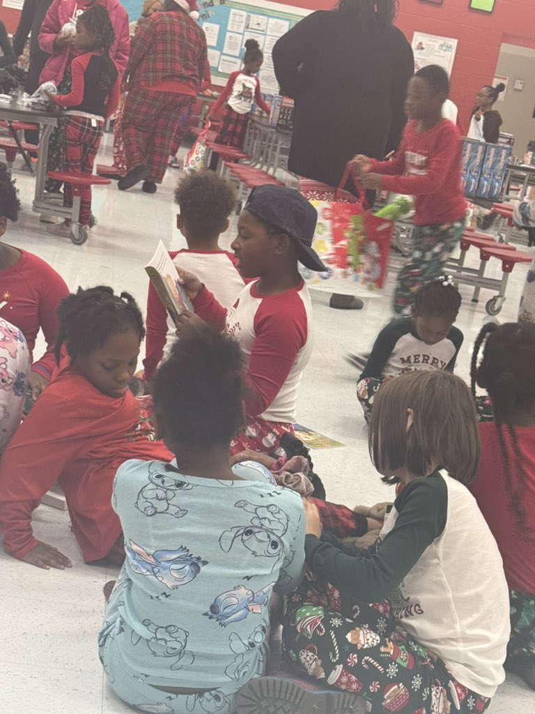 Our 3rd Annual Napier Gift day was a success. Thank you to our amazing community partners for not only providing countless gifts, but pajamas for every scholar and food for our staff. Happy holidays from us at Napier 🎄🐅 <a href="/MetroSchools/">Metro Schools</a>  #WinWithNapier #EveryTigerKnown