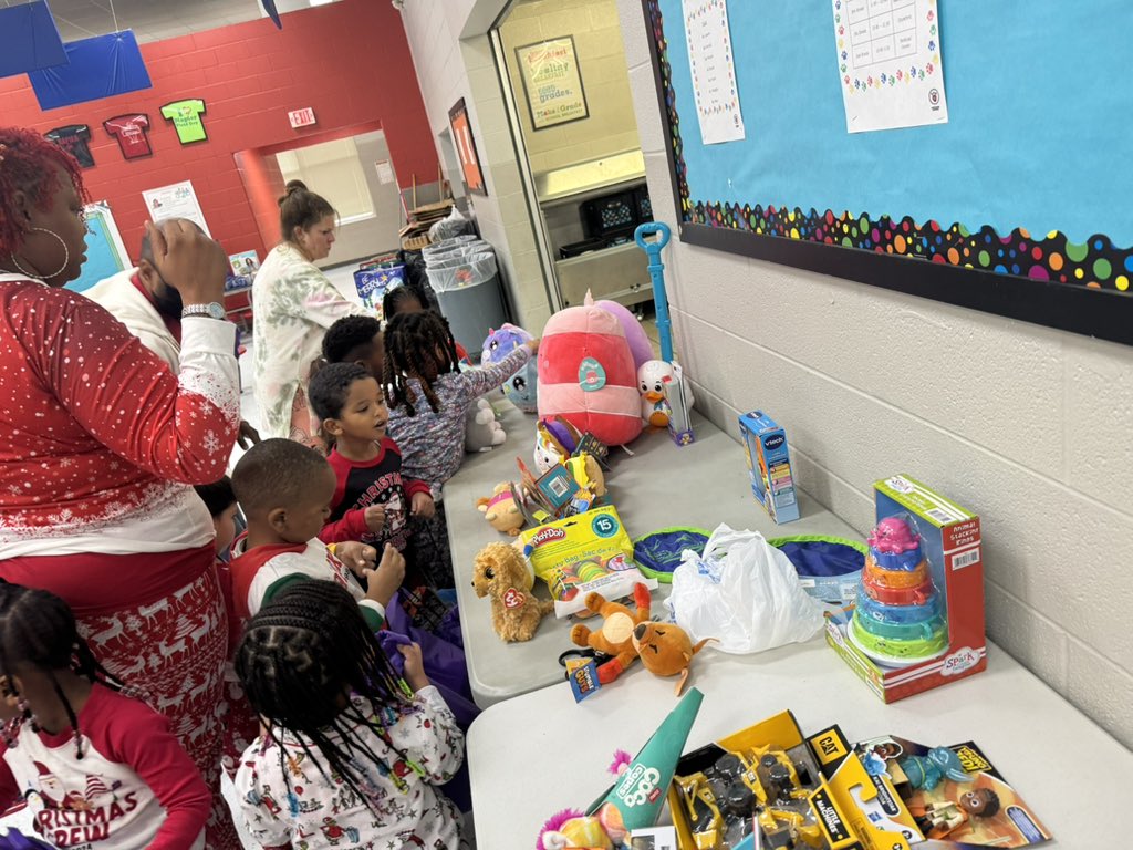 Napier_School's tweet photo. Our 3rd Annual Napier Gift day was a success. Thank you to our amazing community partners for not only providing countless gifts, but pajamas for every scholar and food for our staff. Happy holidays from us at Napier ππ
@MetroSchools #WinWithNapier #EveryTigerKnown https://t.co/OqK1OLJfCa