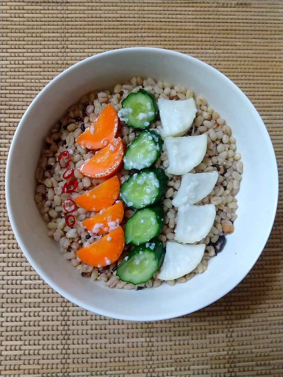 shiisanshop's tweet image. 大根以外のべったら漬けも食べてみたくて、手作りしてみました！
作り方は、いろいろな野菜を甘酒、塩、昆布だし、鷹の爪を混ぜた物に漬けるだけ！
なお、下に入っているのは玄米ではなく、雑穀を入れて炊いたブルグルです！
#べったら漬け
#ブルグル
#WFPB