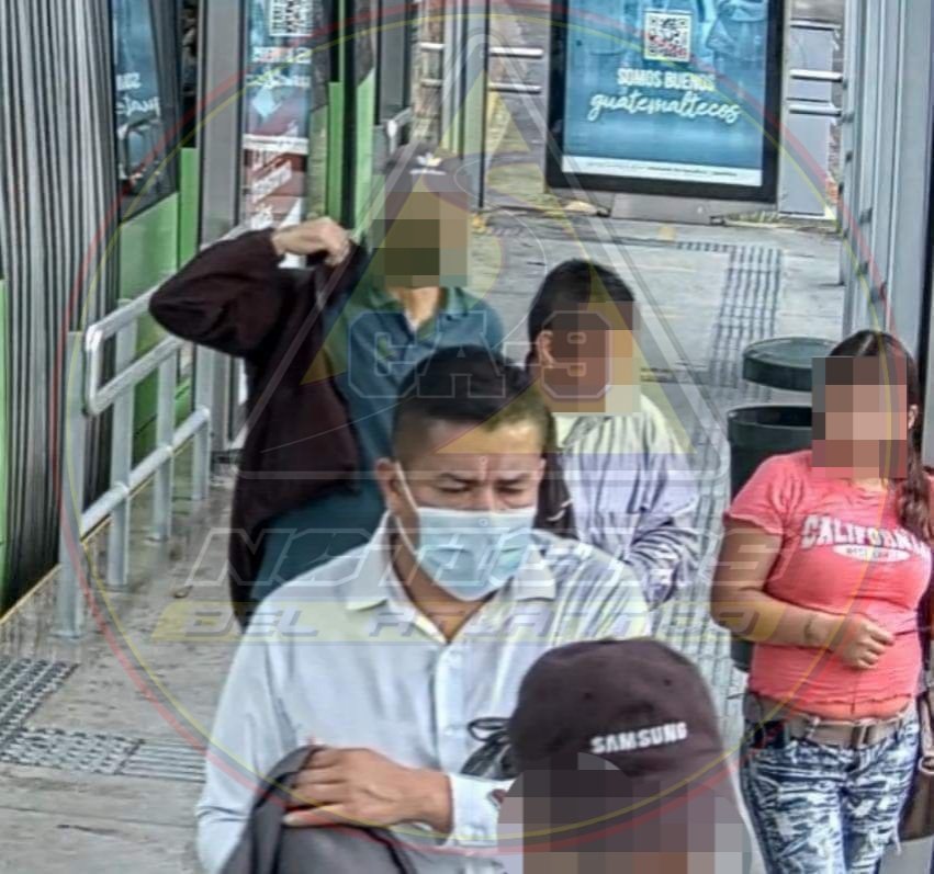 Noti_Atlantico's tweet photo. 🔴#HECHOSGT | #AlertaGT, Banda de carteristas fue sorprendida cuando despojaron de su teléfono a un joven en la línea 13 del #Transmetro. https://t.co/R0oOHym557