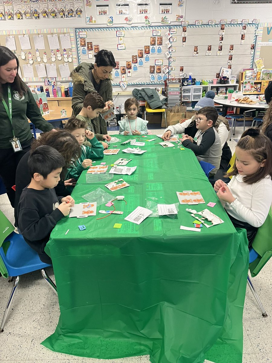 MsCareyCL's tweet photo. Holiday fun with our Room 9 families!💚☃️ @CherryLaneCP1 https://t.co/TPXiimpVCh