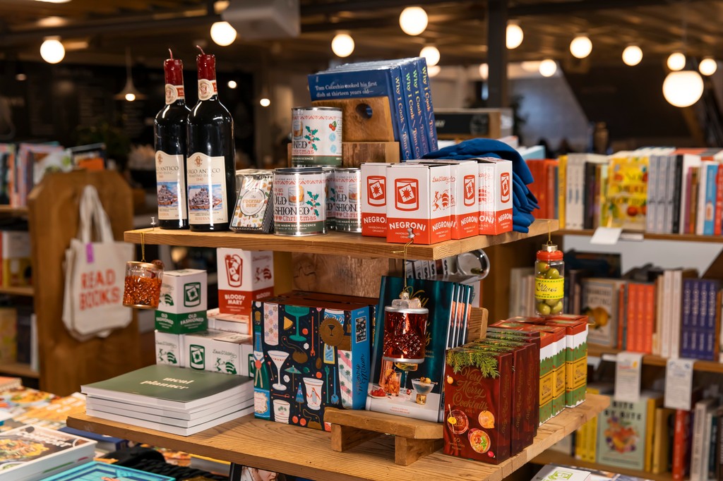 ElliottBayBooks's tweet photo. #CheffingItUp in the Cooking section~ 👩🏽‍🍳🎁

#stockingstuffers #seattlegifts #cookbook #indiebookstore #elliottbaybookcompany https://t.co/ts8YLWMIT1