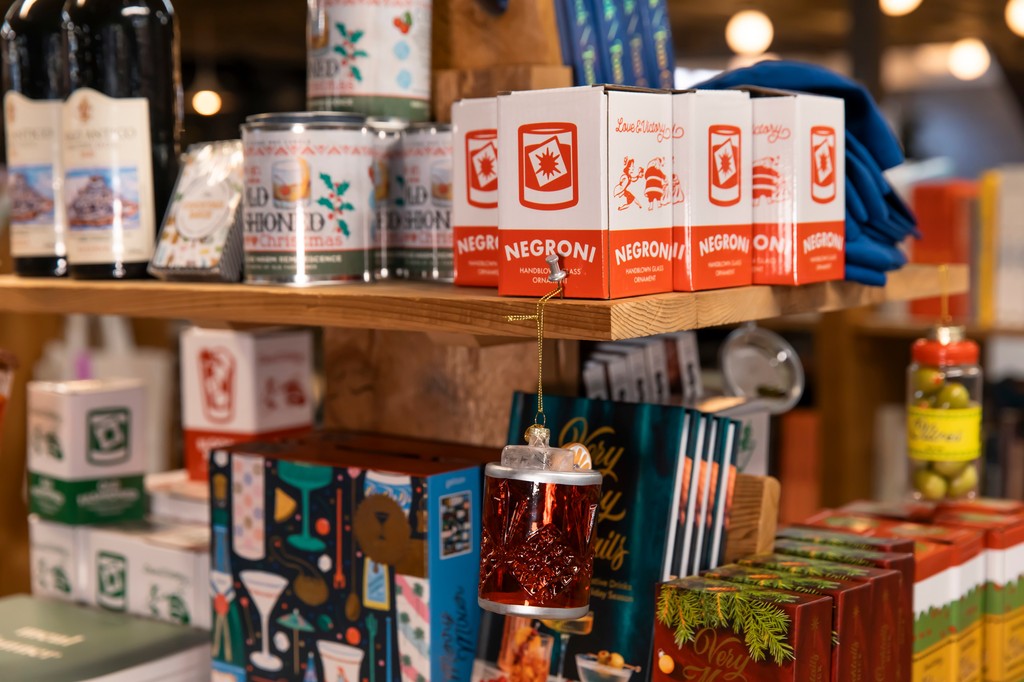 ElliottBayBooks's tweet photo. #CheffingItUp in the Cooking section~ 👩🏽‍🍳🎁

#stockingstuffers #seattlegifts #cookbook #indiebookstore #elliottbaybookcompany https://t.co/ts8YLWMIT1