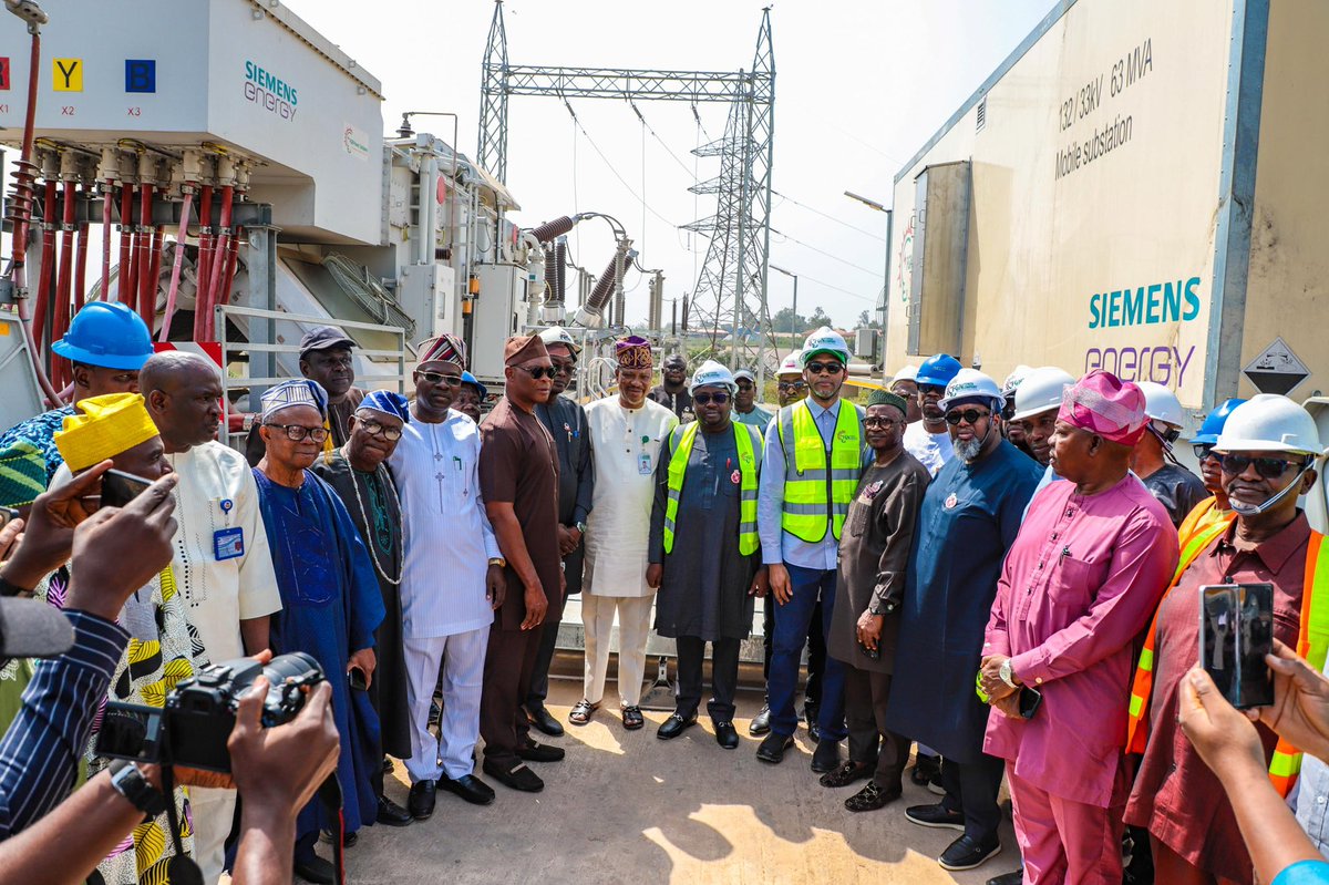 fgnpcppi's tweet photo. FGN Power Company, in collaboration with Siemens Energy, has successfully commissioned two 63MVA, 132/33KV Mobile Substations at the University of Ibadan, Oyo State, and Saapade, Ogun State. This milestone marks a key step in the implementation of the PPI.  
#NigeriaPPI #FGNPC https://t.co/VjtiQJGXt9