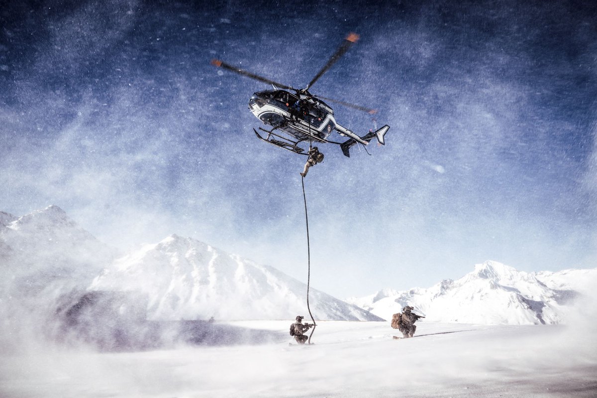 Quand les #FAGN et le #PGHM s'entraînent avec le #GIGN en haute montagne pour maintenir leurs compétences particulières.
.
Photo: GIGN, décembre 2024.
 #SAGmodane
#gendarmerienationale 
#forcesaeriennesgendarmerie