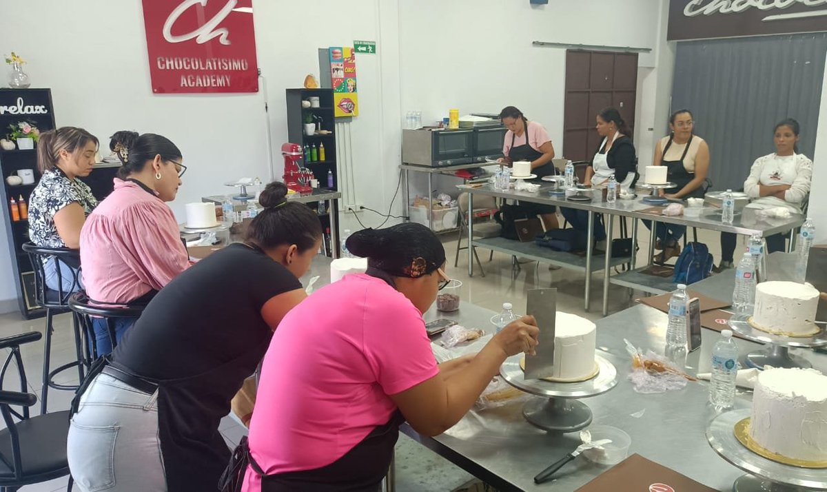 En colaboración con Chocolatísimo y <a href="/FUNDESPA1/">FUNDESPA</a>, realizamos los Talleres de 'Pastelería' y 'Empanadas y Salsas' donde personas migrantes y de la comunidad de David #Chiriquí, fortalecieron sus capacidades técnicas de preparación, cocción y manipulación en la cocina👩‍🍳🧑‍🍳

📌<a href="/USAIDES/">USAID/El Salvador</a>