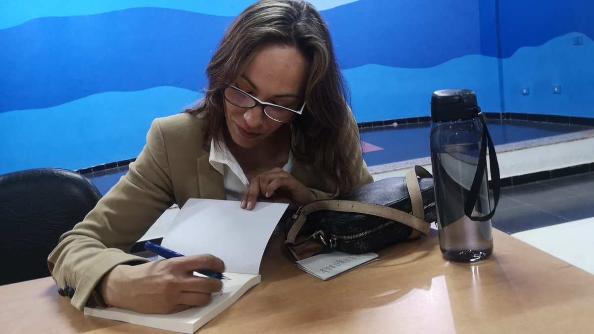 editorialtepub1's tweet photo. Éxito en el lanzamiento del libro escrito por Lara Díaz "sal para las heridas y humos para el alma" https://t.co/fsVfxI1reF