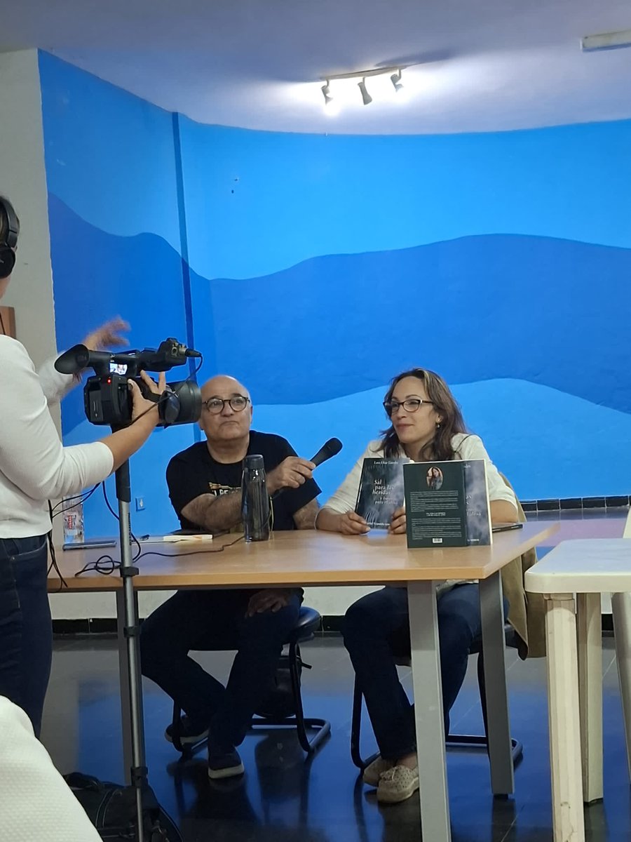 editorialtepub1's tweet photo. Éxito en el lanzamiento del libro escrito por Lara Díaz "sal para las heridas y humos para el alma" https://t.co/5F1dFHJ5iI