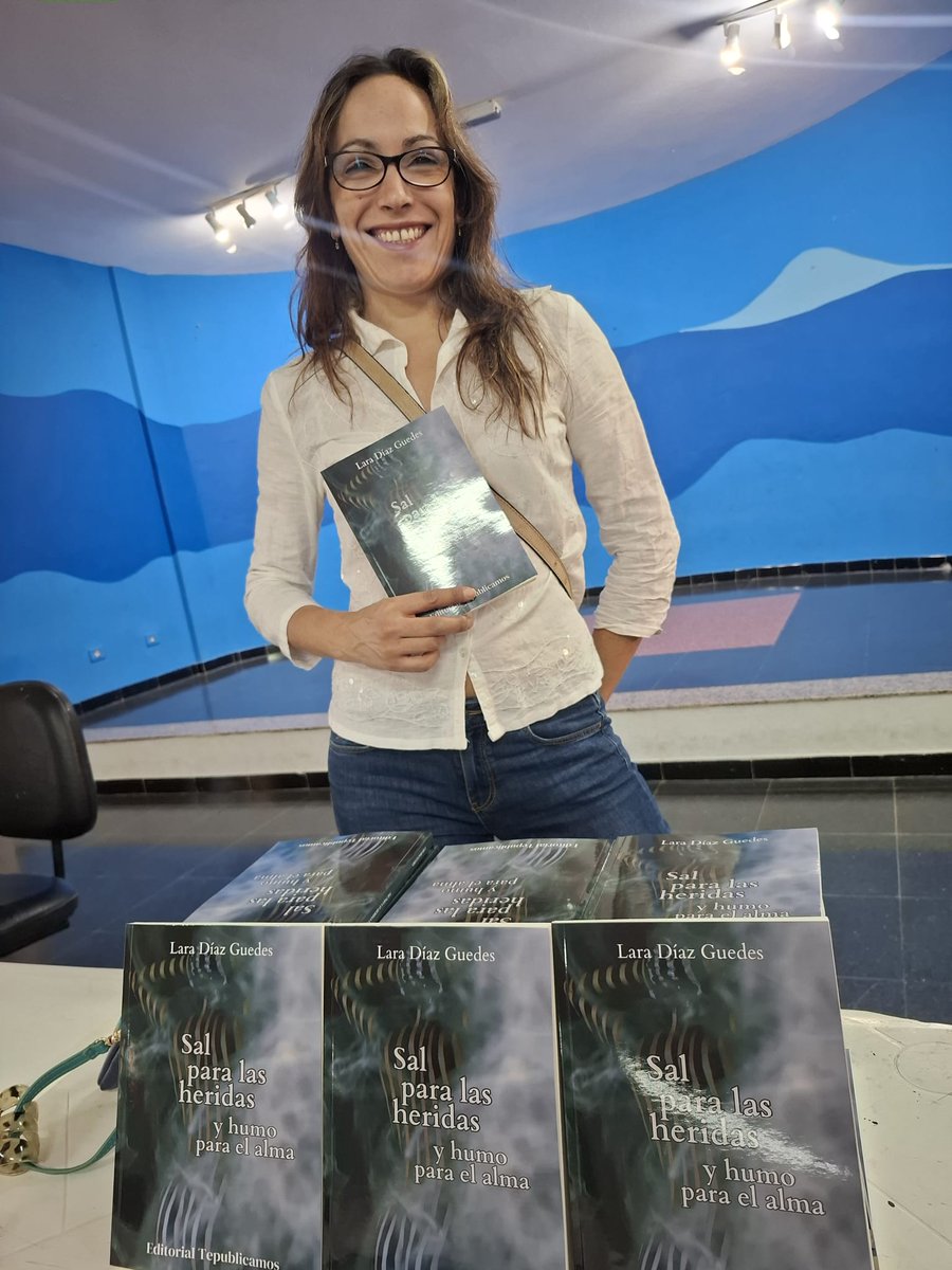 editorialtepub1's tweet photo. Éxito en el lanzamiento del libro escrito por Lara Díaz "sal para las heridas y humos para el alma" https://t.co/5F1dFHJ5iI