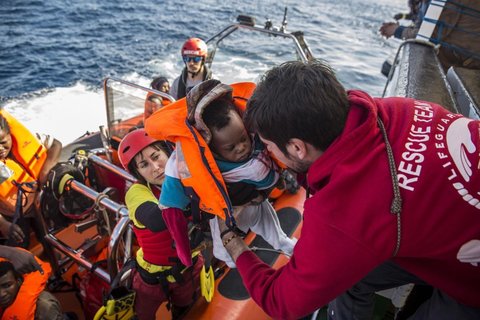 Uno che chiama #difesadeiconfini e #difesadellapatria l'accanimento del Potere contro l'umanità sofferente, non so se sia giuridicamente un criminale, ma so che è umanamente un miserabile