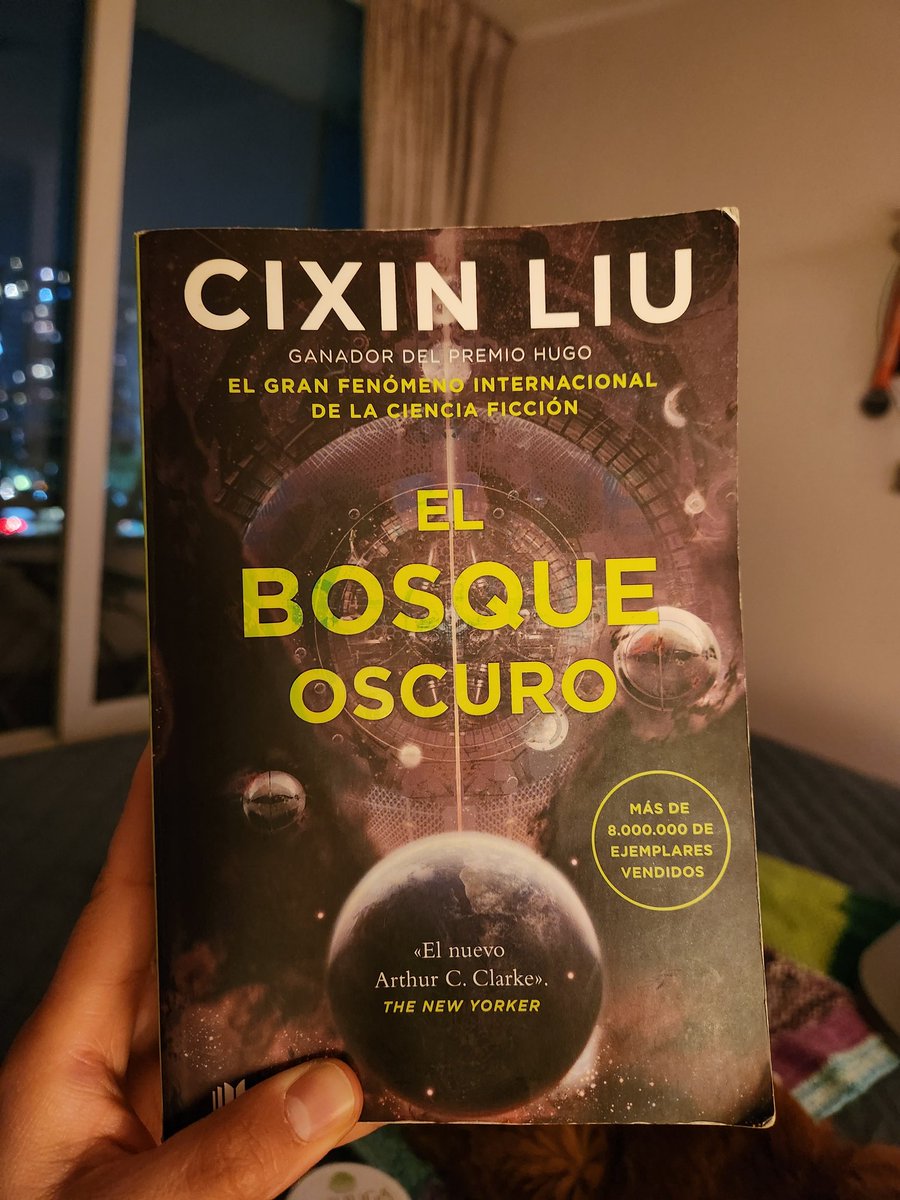 javipda's tweet photo. Partió difícil y creí que no iba a engancharme (quizás la traducción no ayuda mucho). Ya en la página 100 estaba vendida. Me gustó, hubo momentos en los que no podíaparar de leer. El cierre de la historia me pareció algo forzado. Veremos que trae el 3ero. https://t.co/UlmDAkI9El