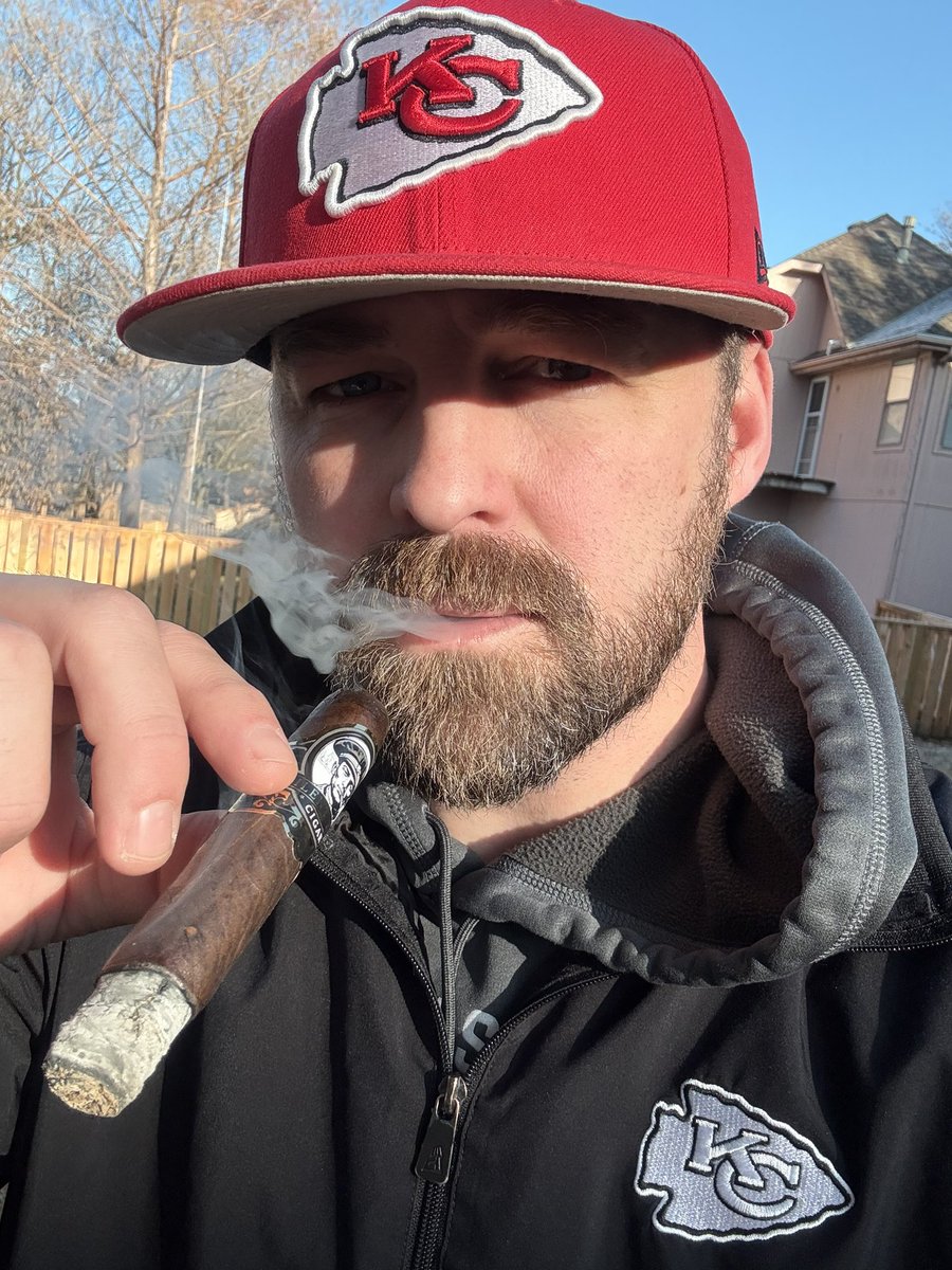 the_kings_cigar's tweet photo. 💨The King’s COTW!💨
The Founder’s Choice Maduro from @silentherocigar! Coming to our monthly subscribers in January! https://t.co/OuQqVysQF7
#cotw #cigaroftheweek #monthlycigars #cigarsubscription #kansascitycigars #kccigars #cigars #cigarlife #cigarsnearme https://t.co/C1oydhv9ZP