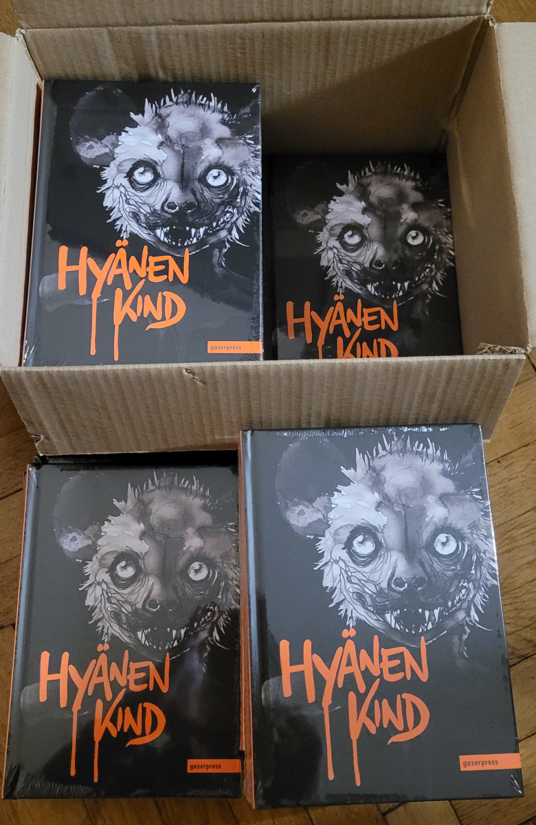 PressGazer's tweet image. Frisch aus der Druckerei: 🔥HYÄNENKIND 🔥
Dungeons, Mumia und Intrigen im Alexandria des 17. Jahrhunderts (weitere Informationen auf unserer Website).
Hardcover, Fadenbindung, 2 schicke Lesebändchen und 40+ Illus von Marianne Musek.
tinyurl.com/3d57mtac
#pnpde #osr