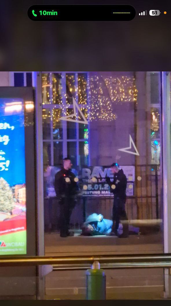 Querdenkergirl's tweet image. Wenn der Todesfahrer Bio-Deutsch ist, fress ich nen Besen😡😡😡 

#Magdeburg #weihnachtsmarkt 
#Grenzendicht #RemigrationJETZT #NiewiederAltparteien