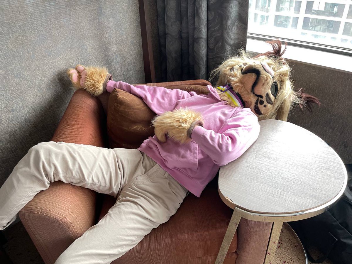 fuckass cat on the cuck chair it's not even Furnal Equinox yet

#FursuitFriday

📷: <a href="/leucean_/">Leucean</a>