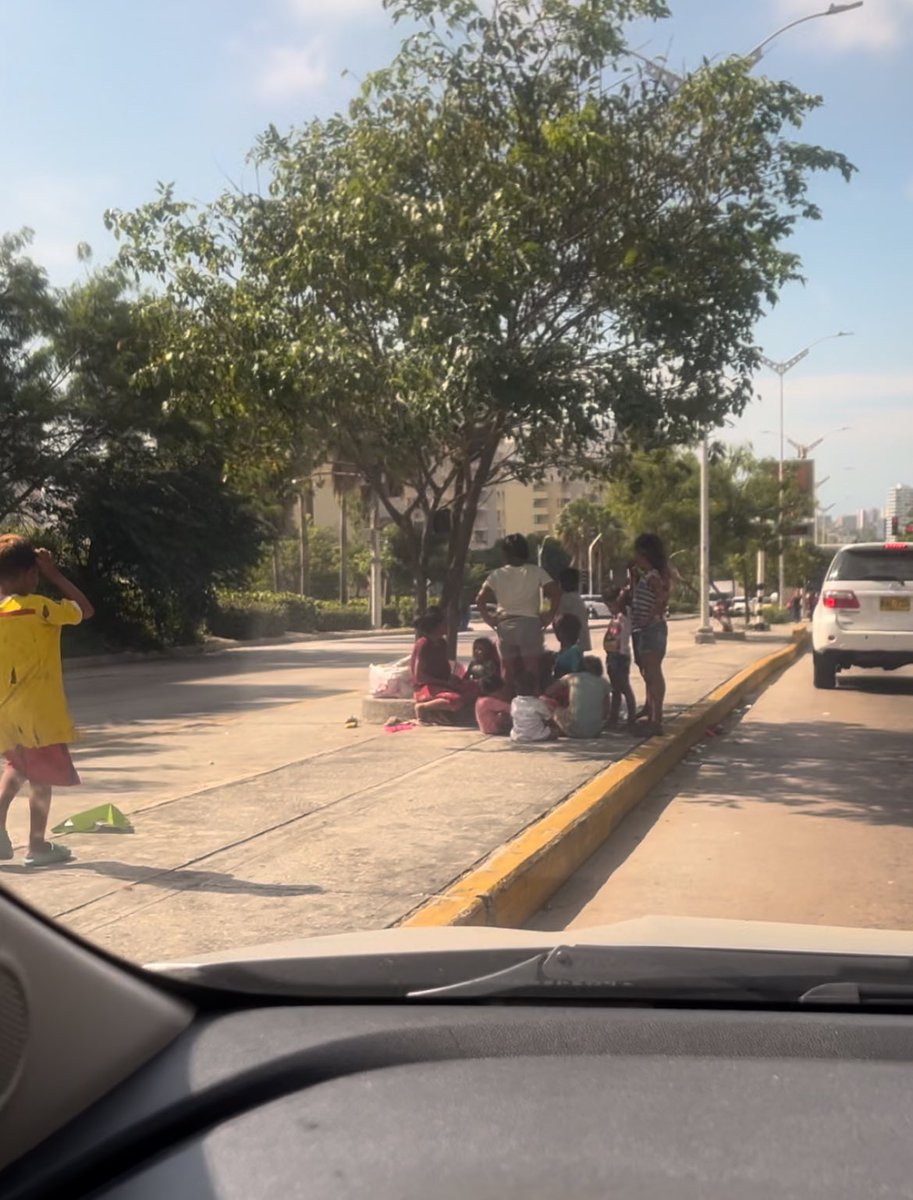 nana1gc's tweet photo. CUANTAS denuncias tengo que hace a la dichosa línea de la alcaldía?Cuántas veces tengo que llamar al @ICBFColombia y durar hasta 1 hora para que hagan algo? 

Esto es explotación infantil, aquí hay riesgo evidente para la vida de bebés de brazos y niños que no superan los 7 años. https://t.co/JFuZ97E8NE