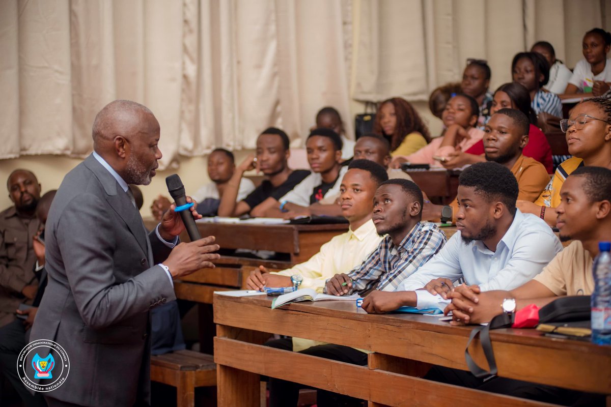 C’est avec un immense plaisir que je retrouve le chemin des auditoires, après plus de 20 ans d’une pause qui n’a pas  estompé ma passion pour l’enseignement.

Cette année académique, c’est dans le cadre du  cours d’Économie publique à l’Université Protestante au Congo (UPC) que