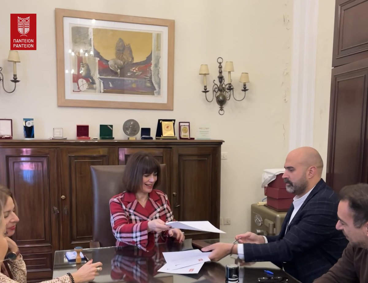 📌Μνημόνιο συνεργασίας υπέγραψαν το Πάντειο Πανεπιστήμιο Κοινωνικών και Πολιτικών Επιστημών και η Δημοτική Ραδιοφωνία Πειραιά Κανάλι Ένα 90,4, την Τρίτη 17 Δεκεμβρίου 2024, επισφραγίζοντας μια ιδιαίτερα φιλόδοξη συνεργασία, που έχει ξεκινήσει τους τελευταίους μήνες.