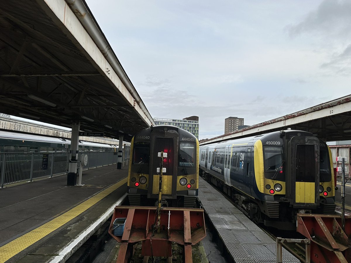 JoeSRailTrainP1's tweet image. SWR 444040 been attached back to 444022 that she worked with for morning run back to London. 1P54 15:33 London Waterloo.