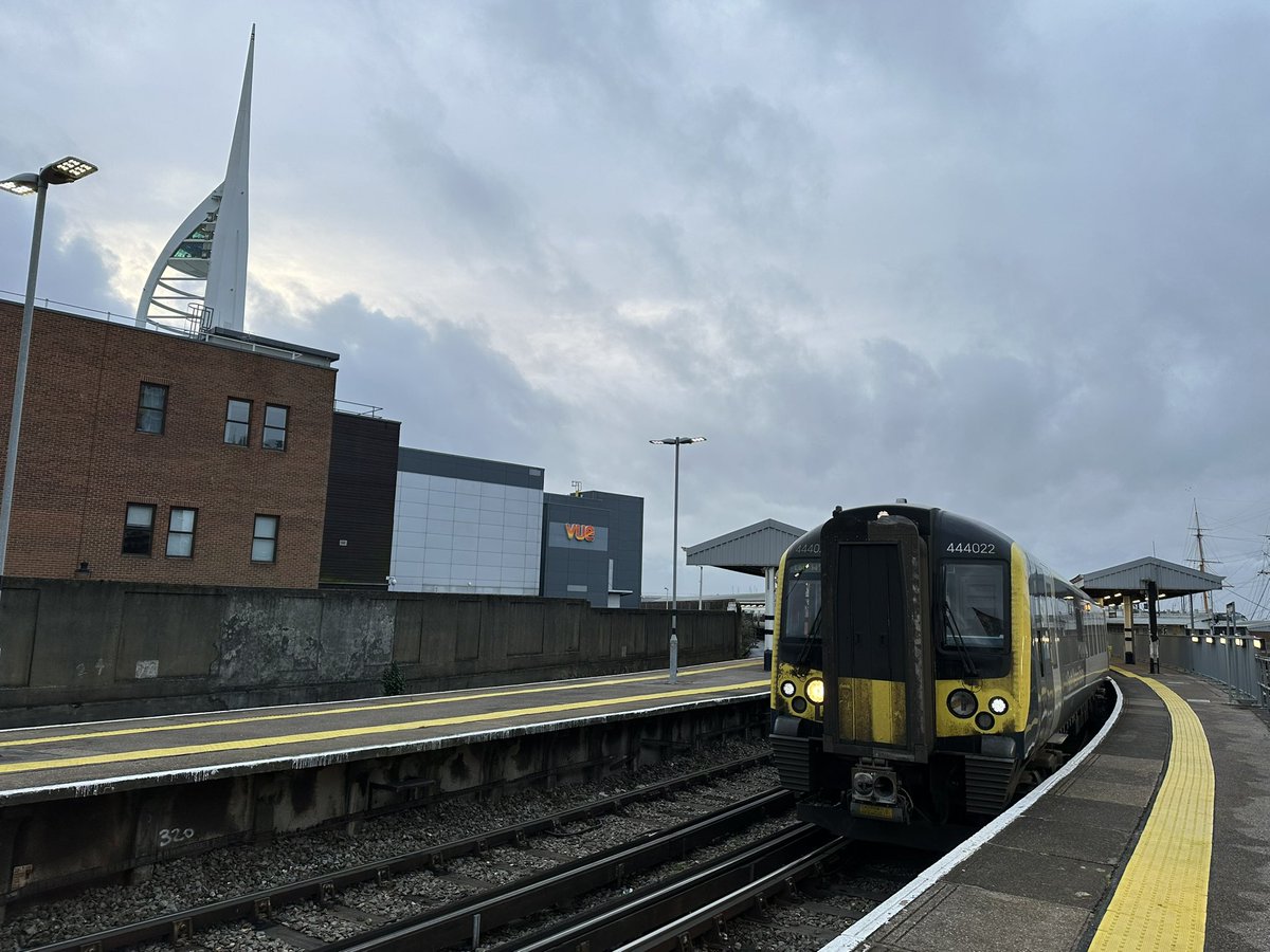 JoeSRailTrainP1's tweet image. SWR 444040 been attached back to 444022 that she worked with for morning run back to London. 1P54 15:33 London Waterloo.