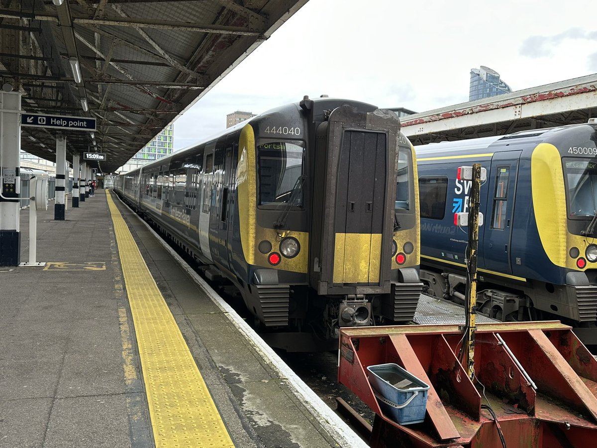 JoeSRailTrainP1's tweet image. SWR 444040 been attached back to 444022 that she worked with for morning run back to London. 1P54 15:33 London Waterloo.