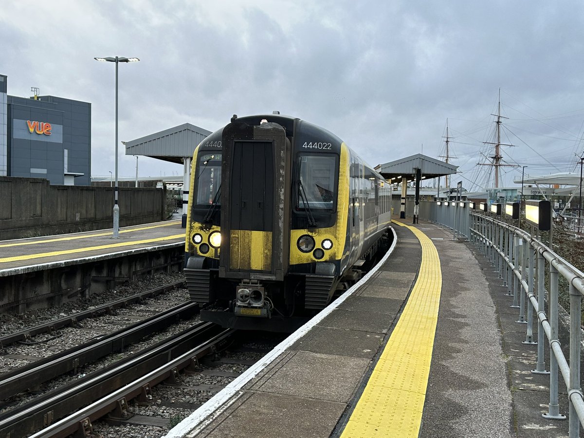 JoeSRailTrainP1's tweet image. SWR 444040 been attached back to 444022 that she worked with for morning run back to London. 1P54 15:33 London Waterloo.