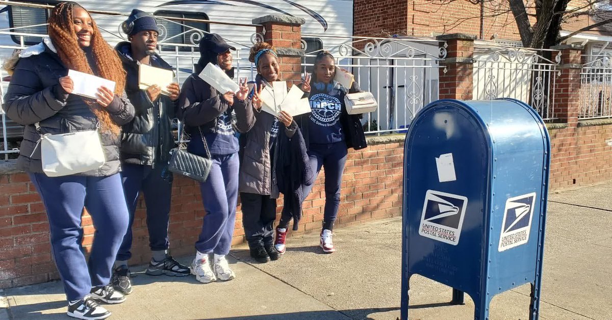 CIOBCitywide's tweet photo. Congratulations to @IHPCH1 seniors on completing their College March! 🎓💌 Love the gratitude letters—a beautiful way to honor those who’ve supported your journey. 💙 #CollegeMarch #IHPCH #FutureLeaders @NYCSchools @DOEChancellor @ElaineLindsey20 @ruxdanika @NYCOutwardBound https://t.co/ihzmQmahXb