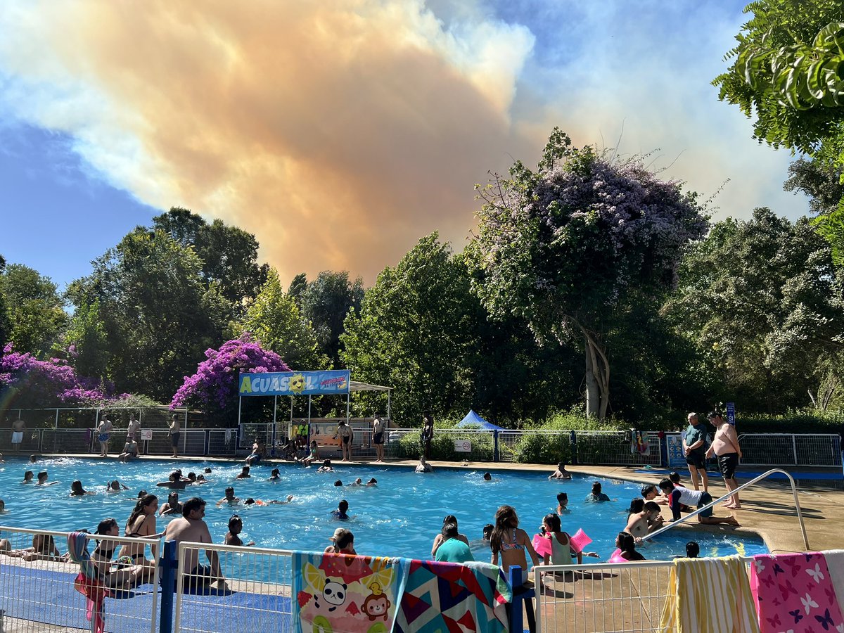 jaimelizana's tweet photo. Desde el acuapark en #Peñaflor se ve mucho humo por incendio https://t.co/87kpHLevXp