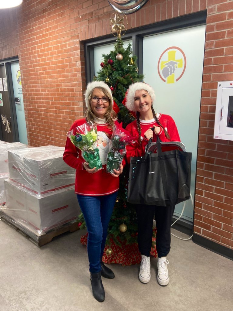 MissKCroft's tweet photo. Finished for the day delivering turkeys and food baskets to Indigenous families in our @WaterlooCDSB with the help of my mom! 🎅 

Thank you @LongosMarkets for the very generous turkey donation! 🦃 

Thank you @ColourParadise for the very generous poinsettia donation! 🎄 https://t.co/Kc0mrh0qSd