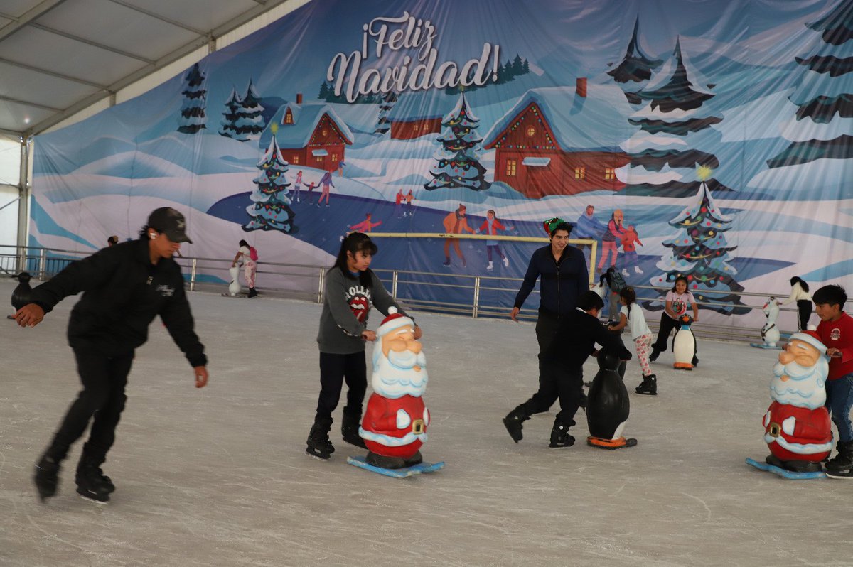 RominaCDV's tweet photo. Cientos de familias continúan disfrutando de las dos pistas de hielo que se instalaron en la Explanada Municipal y en la cancha de Palo Solo para que pasen una Navidad inolvidable. Entrada totalmente gratuita. https://t.co/0EgplrZcHu