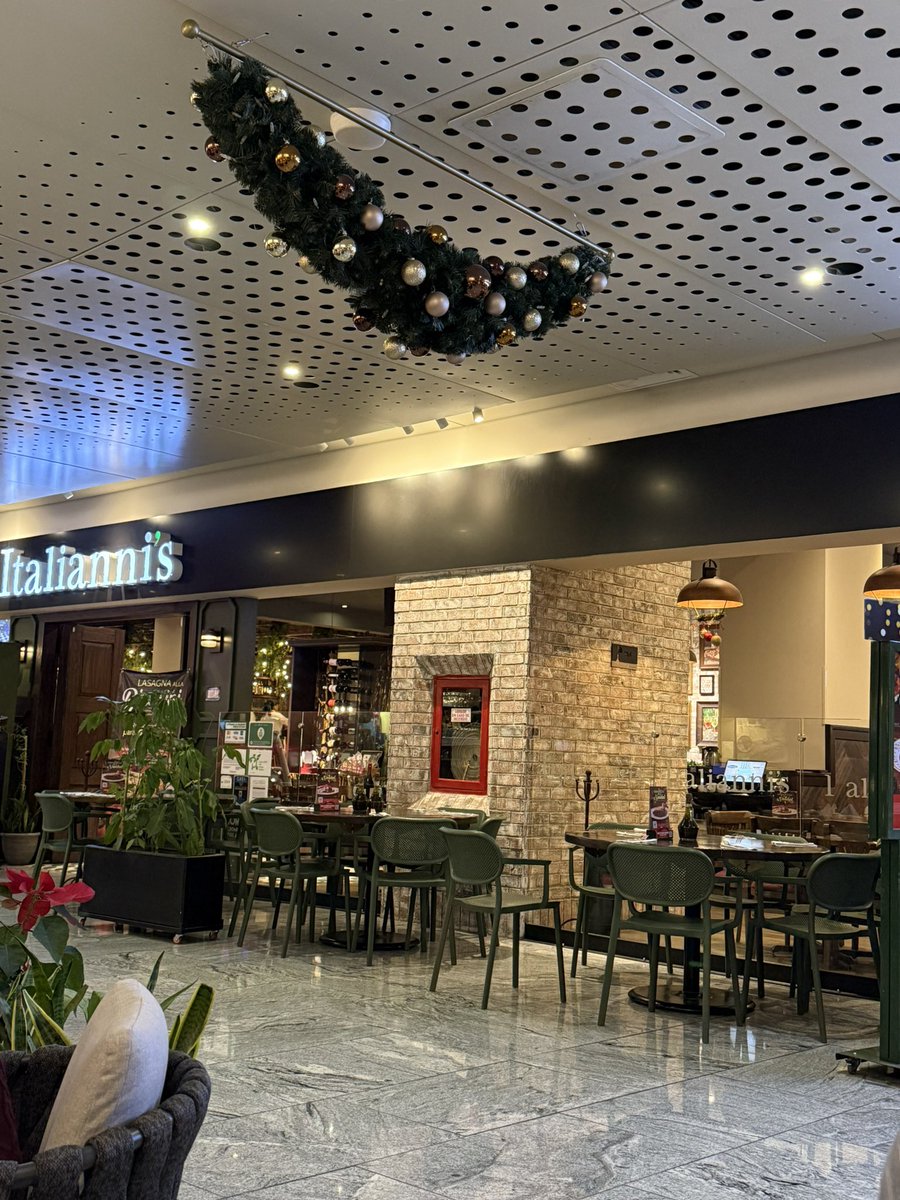 karitomonk's tweet photo. Así @italiannismx… vacio y cuando nos sentamos nadie llego a atendernos, escribo desde el restaurant de enfrente. https://t.co/o9zSJ1un2b