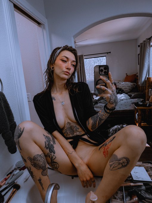 Watch therealslimcadi's leaked NSFW photo on TwXstars