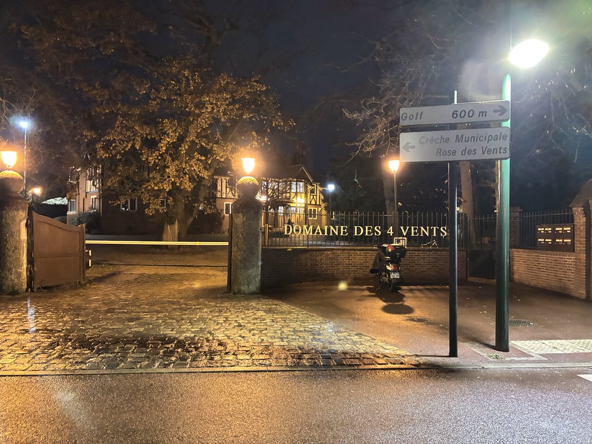 AxelGarches's tweet photo. Bonsoir à tous, très beau collage à Garches mercredi dernier. https://t.co/JYTnFIxuen