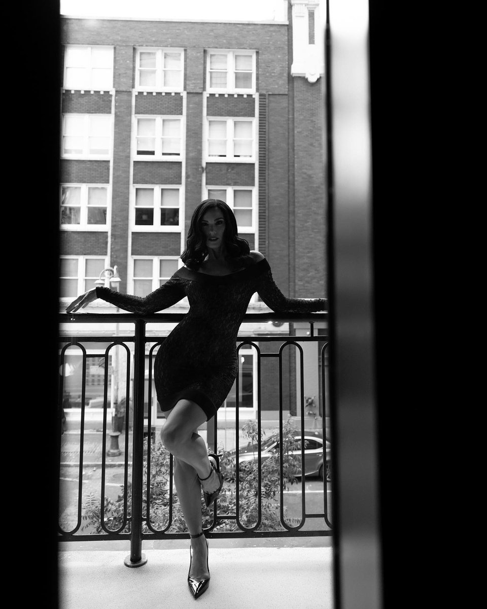 mommydamelio's tweet photo. ⠀

        ms. d’amelio, 
               the neighborhood cougar.
 
⠀ https://t.co/29n8Zj3y3o