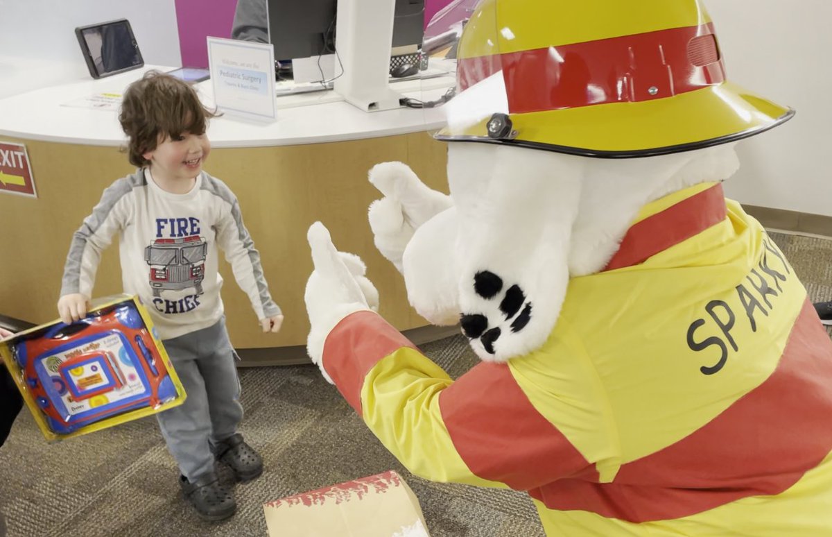 OhioCommerce's tweet photo. We're spreading love and joy this holiday season, @OhioFire's "Sparky the Fire Safety Mascot" delivers toys to @nationwidekids patients. Learn more:  https://t.co/LCPGZXPS55 #OhioCommerce #HolidaySeason #Giving https://t.co/74yRA80DRE